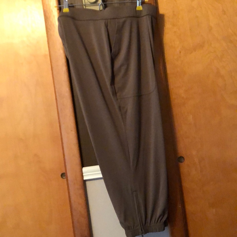QVC Lisa Rinna  capris ... never worn